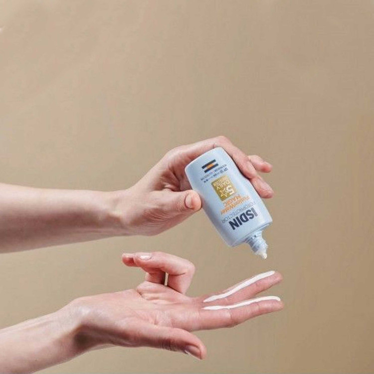 فلوئید ضدآفتاب بدون رنگ ایزدین SPF50 مدل Fusion Water Magic 